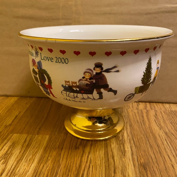 Charles Wysocki Christmas Love 2000 Gold Rimmed Pedestal And Fruit Bowl Decor. - Picture 2 of 6